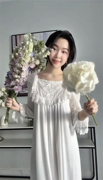 Con gái Quyền Linh lại khiến dân tình trầm trồ: Trổ tài cắm hoa đẹp miễn bàn, nấu ăn cũng khéo như đầu bếp chuyên nghiệp