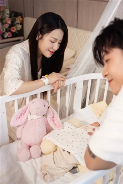 Hình ảnh chính thức đầu tiên của con đầu lòng nhà Puka và Gin Tuấn Kiệt