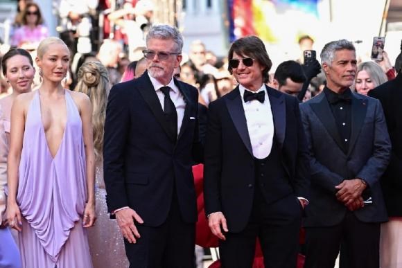 Thảm đỏ LHP Cannes lần thứ 78 ngày 2: 'Nữ hoàng giải trí Thái Lan' Chompoo Araya trưng trổ vòng một, Tom Cruise phong độ ở tuổi 63