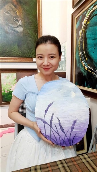 Diễn viên Phạm Thanh Hòa  vẽ tranh  trên gỗ
