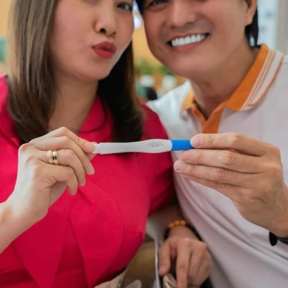Cao Minh Đạt báo tin vợ mang thai con đầu lòng sau 9 năm kết hôn