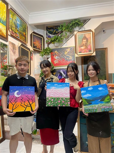 Ngày Cuối Tuần Ở GALLERY Đỗ Đỗ của nhóm sinh viên Đại học