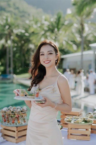 Hoa hậu từng có 1 con riêng với ca sĩ nổi tiếng, tái hôn với đại gia, khiến chồng 2 say đắm, sinh 4 con vẫn đẹp nõn nà