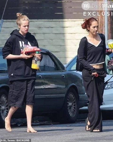 Angelina Jolie buồn khi con gái ruột đầu lòng chuyển ra ở riêng với 'người tình tin đồn' đồng giới