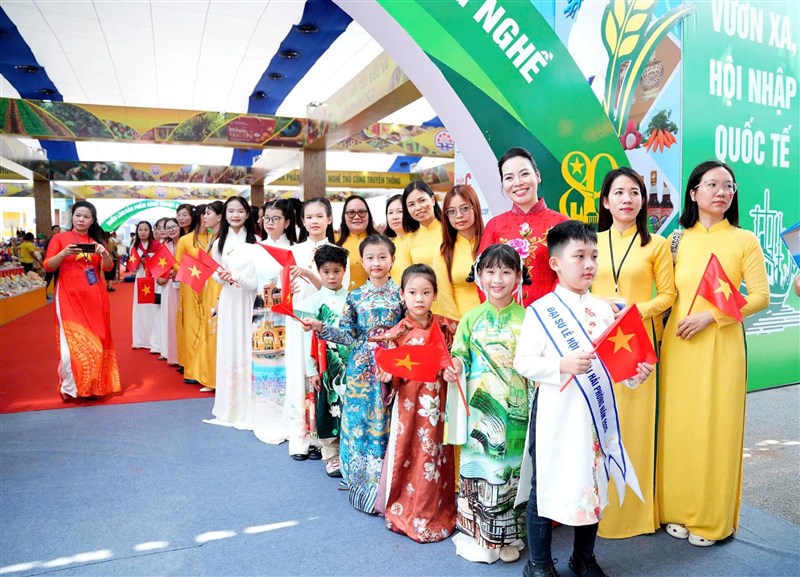  Tinh hoa văn hóa Việt qua nét vẽ của họa sĩ Đỗ Đỗ tại triển lãm “80 năm hành trình Độc lập - Tự do - Hạnh phúc”