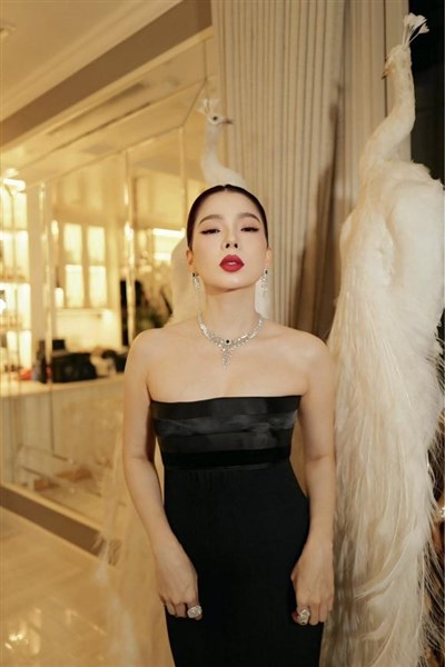 Lệ Quyên xin lỗi sau ồn ào