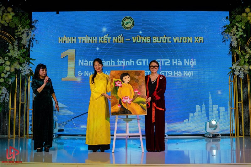 Họa sĩ Đỗ Đỗ trao tặng tranh “Thiếu nữ bên hoa sen” cho hoạt động đấu giá từ thiện