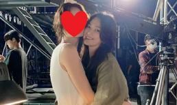 Song Hye Kyo 'gây bão' vì khoảnh khắc má kề má với 1 người sau nhiều năm ly hôn Song Joong Ki