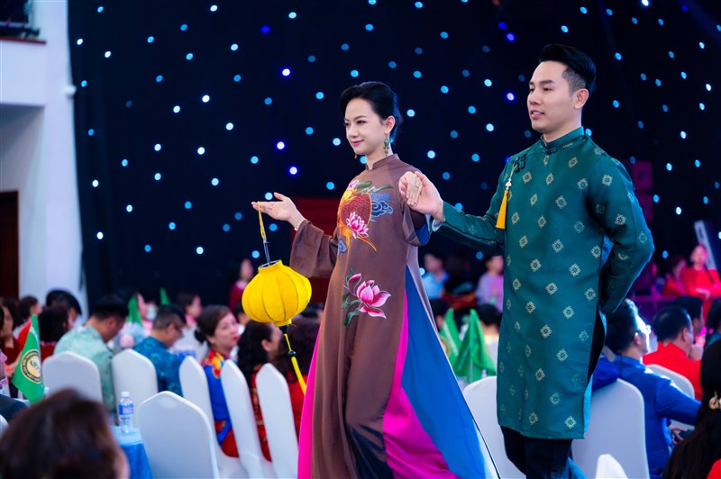 Họa sĩ Đỗ Đỗ tham dự Lễ hội Áo dài tại Quảng Ninh, lan tỏa vẻ đẹp văn hóa Việt