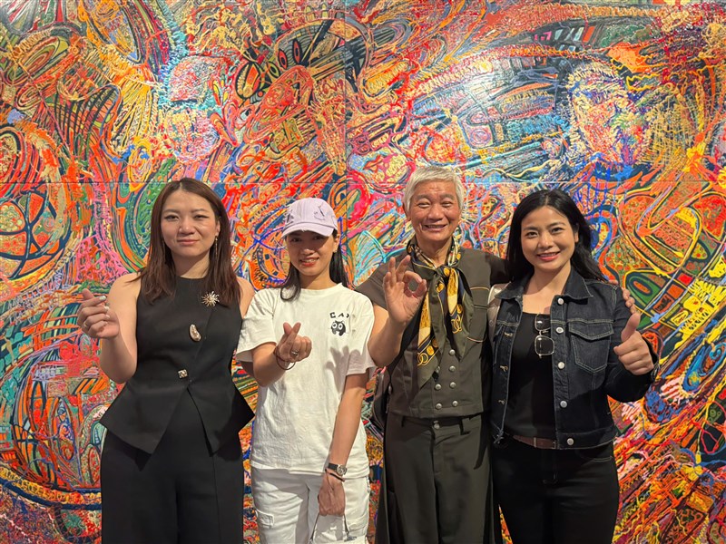 Họa sĩ Đỗ Đỗ tham dự triển lãm “Dòng chảy đột biến” của cha con nghệ sĩ Đào Anh Khánh – Đào Anh Thơ