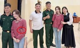 Hòa Minzy 'ra mắt' đồng nghiệp của chồng, Đại úy Văn Cương tình tứ nắm tay, ôm eo vợ