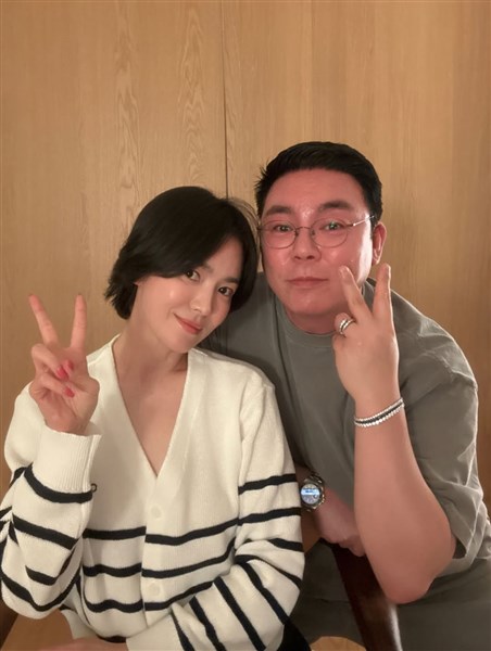 Song Hye Kyo bên người đàn ông có liên quan tới Song Joong Ki đã khiến dư luận dậy sóng