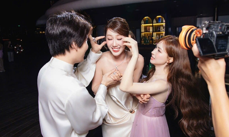 Hòa Minzy giật mi giả của Thúy Ngân trong tiệc sinh nhật