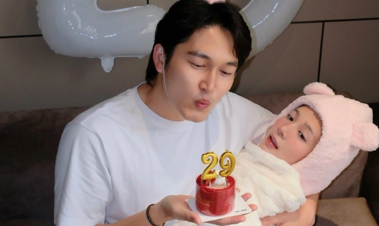 Đình Tú 'quấn vợ thành em bé' trong sinh nhật