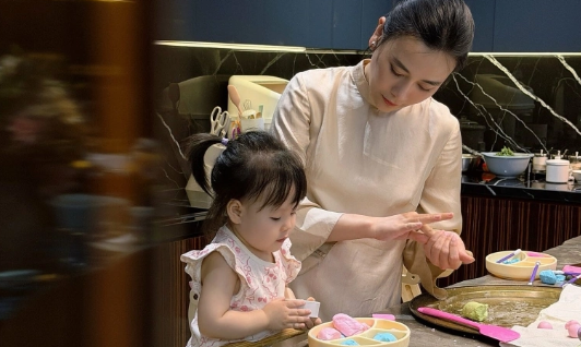 Phương Oanh cùng các con làm bánh trôi, bánh chay mừng Tết Hàn thực