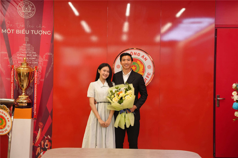 Doãn Hải My tươi tắn bên Đoàn Văn Hậu trong ngày gia hạn hợp đồng với CAHN