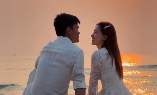 Hòa Minzy và chồng sắp cưới tình tứ dưới ánh bình minh