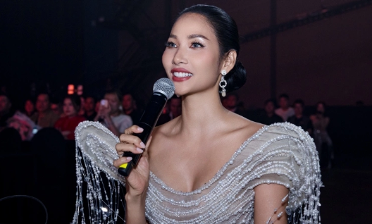 Hoàng Thùy khoe khả năng nói tiếng Anh trôi chảy