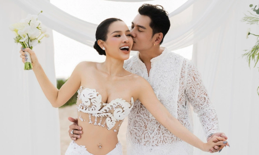 Phương Trinh Jolie 'mặc như không' kỷ niệm 4 năm cưới