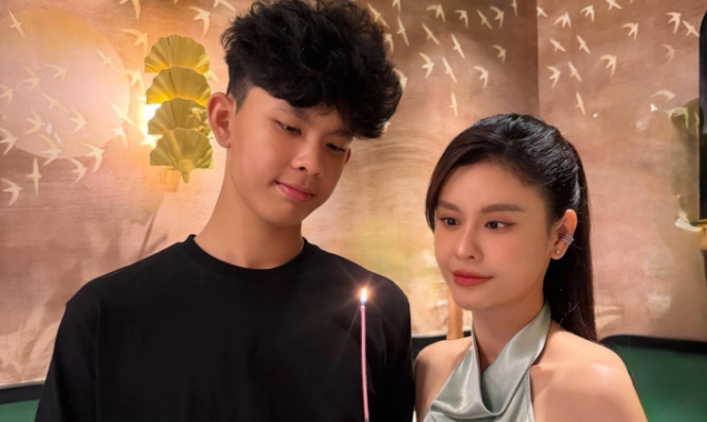 Ảnh sao 3/6: Trương Quỳnh Anh nhỏ bé bên con trai cao 1,82 m