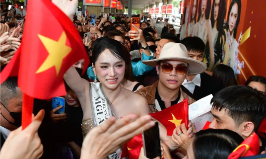 Hương Giang được nghìn fan vây kín khi về Việt Nam sau Miss Grand