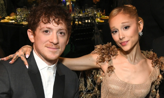 Ariana Grande chia tay bạn trai sau ba năm hẹn hò