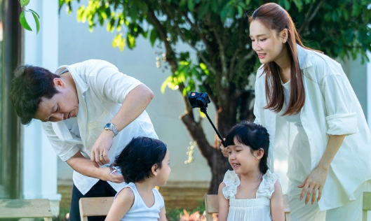 Trường Giang cắt tóc cho con trai ở nhà vườn nghìn m2