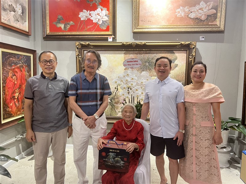Tiệc Sinh Nhật 100 Tuổi Giữa Không Gian Tranh.