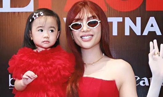 Võ Hoàng Yến bế con gái 21 tháng tuổi đi làm cùng