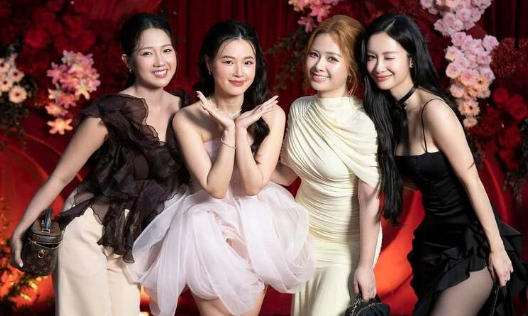 Hội bạn thân mừng kỷ niệm hai năm cưới của Midu