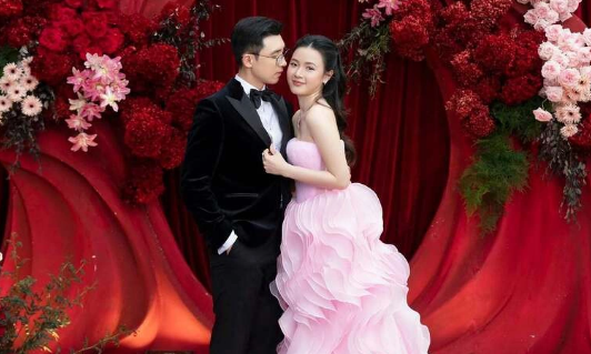 'Dâu hào môn' Midu bị chê làm tiệc kỷ niệm cưới 'phô trương'