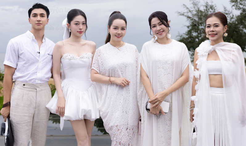 Dàn sao diện sắc trắng dự show thời trang ở biển