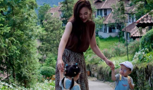 Cặp song sinh nhà Phương Oanh bám mẹ không rời