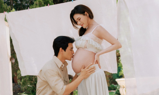 Thúy Diễm rạng rỡ bên Lương Thế Thành ở tháng thứ bảy thai kỳ