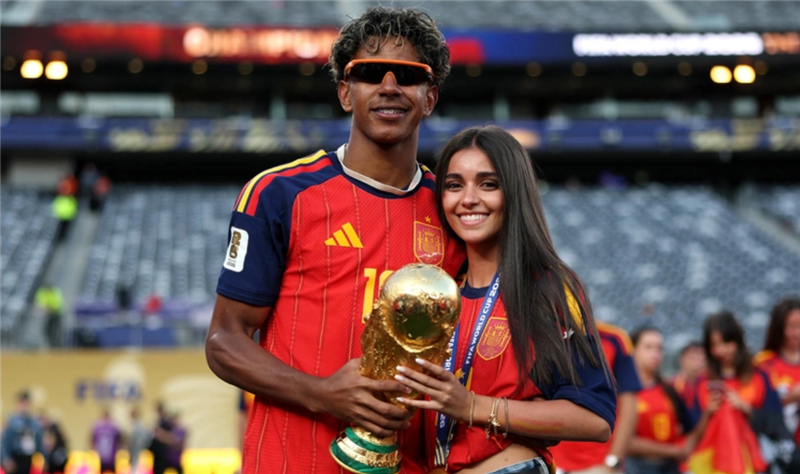 Khoảnh khắc ngọt ngào của Lamine Yamal và bạn gái sau chung kết World Cup