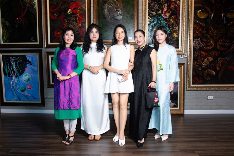 Họa sĩ Đỗ Đỗ đồng hành cùng Nhã tập Trà Vũ, kết nối hội họa với văn hóa trà