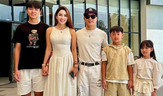 Nhà Ưng Hoàng Phúc đi nghỉ hè mừng 'cậu cả' từ Mỹ về