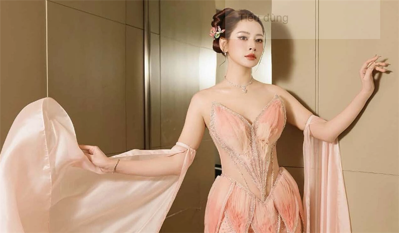Chi Pu được khen như 'tiên nữ hoa sen' trên thảm đỏ đêm hội Weibo