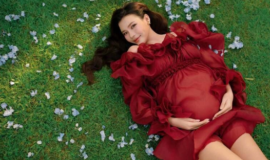 Thúy Diễm khoe vẻ gợi cảm với bụng bầu