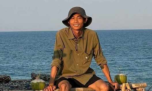 Hồng Thanh làm thợ đính đá, phụ việc làng chài sau khi rời showbiz