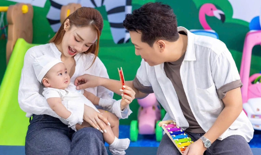 Ba em bé 'giống bố y đúc' nhà Trường Giang - Nhã Phương