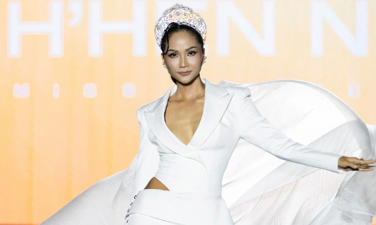 H'Hen Niê đội vương miện catwalk ở The Face Vietnam 2026