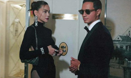 Hồ Ngọc Hà diện váy xẻ đến hông khi sánh đôi Kim Lý