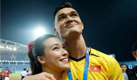 Thủ môn Lê Giang Patrik ôm MC Hoàng Oanh ăn mừng Việt Nam chiến thắng