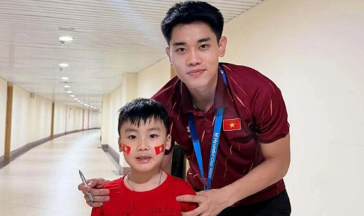 Con trai Hòa Minzy chờ đến nửa đêm để gặp Đình Bắc