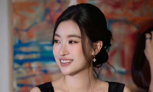 Sắc vóc 'gái hai con' của Đỗ Mỹ Linh